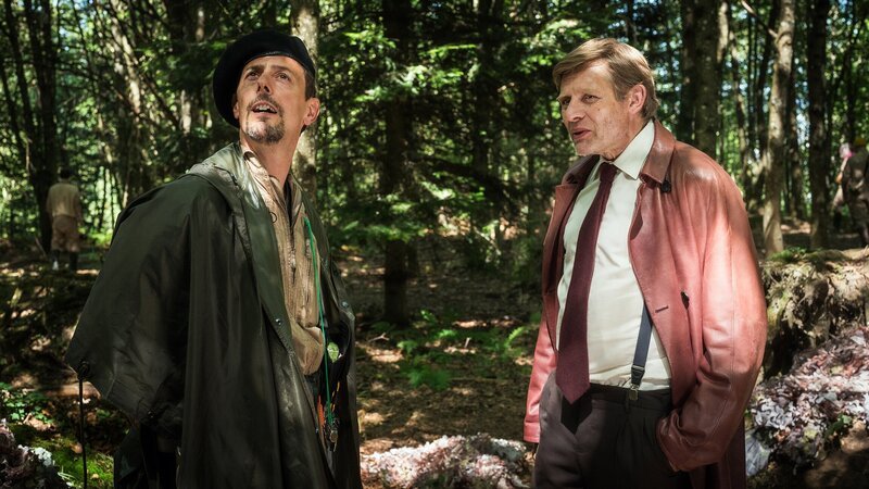 Maloney trifft den charismatischen Endzeit-Guru. Roland Bonjour als Schneggenberger, Marcus Signer als Philip Maloney. – Bild: SRF/​Pascal Mora