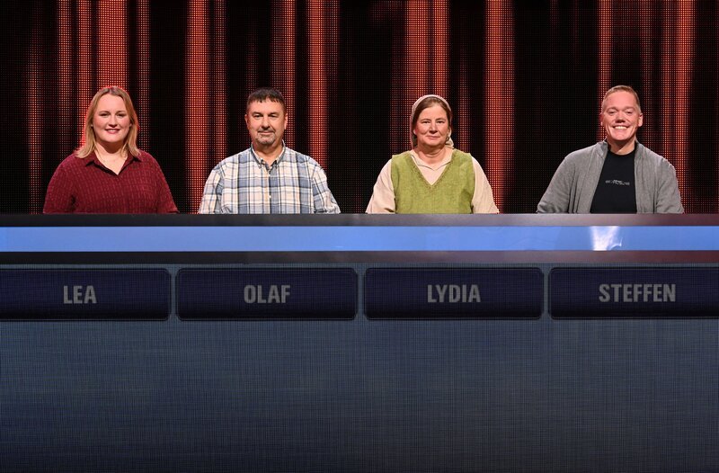 Die Kandidat:innen (v.l.n.r. am Panel): Lea Freff, Olaf Keller, Lydia Saul, Steffen Haß. – Bild: ARD/Uwe Ernst Die Kandidat:innen (v.l.n.r. am Panel): Lea Freff, Olaf Keller, Lydia Saul, Steffen Haß. – Bild: ARD/Uwe Ernst