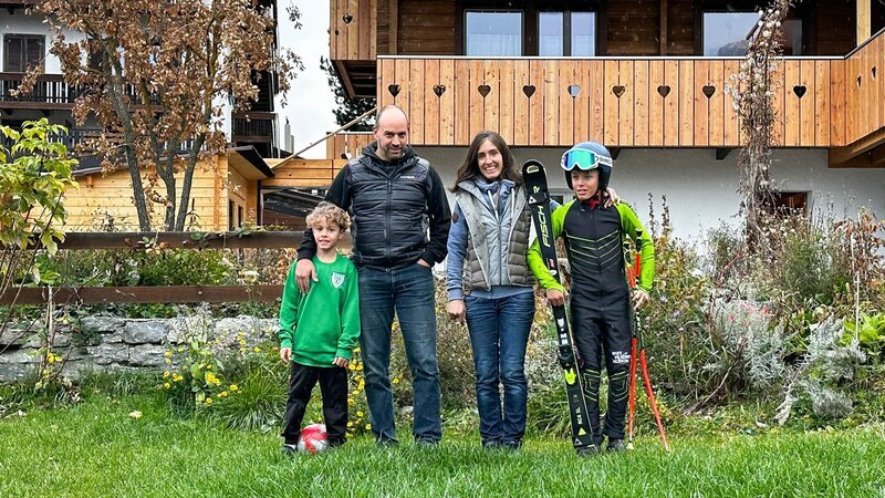 Familie Andenmatten: Nevio, Olivier, Sandra und Noah – Bild: SRF