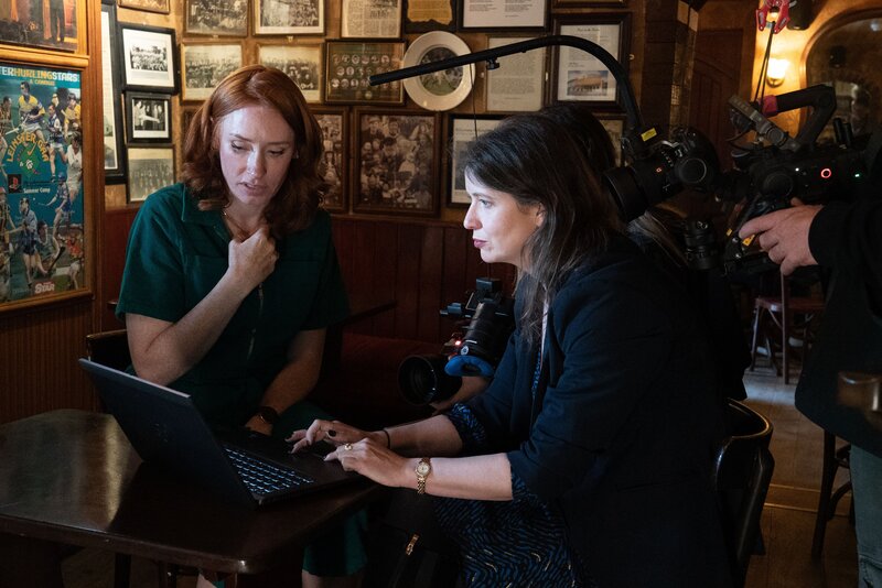 Hannah Fry und die Genealogin Dr. Jennifer Doyle besprechen die Ergebnisse von Hannahs Ancestry-DNA-Test. (Zinc Television Regions/​Tess Benjamin) – Bild: Tess Benjamin /​ Zinc Television Regions