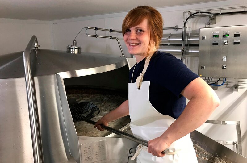 Monika Meinel-Hansen am Kessel. Weiteres Bildmaterial finden Sie unter www.br-foto.de. – Bild: BR/​Kathrin Meyer/​megaherz gmbh