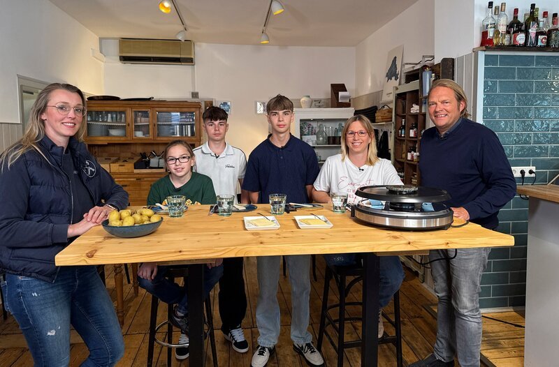 Ob auch Raclette-Produkte aus dem Supermarkt geschmacklich überzeugen, überprüft der Vorkoster Björn Freitag (r) in einer Blindverkostung – gemeinsam mit der Käseexpertin Christina Frohnert-Schmackey (l) und einer Familie, die Raclette liebt. – Bild: WDR/​solis TV