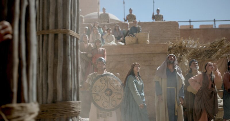 Das Trojanisches Pferd wird durch die Stadtmauern Trojas gezogen. – Bild: Gruppe 5 /​ Kamera: Martin Christ /​ ZDF