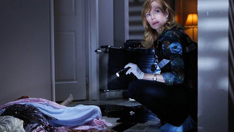 Das CSI-Team wird zu einem grausamen Vierfach-Mord gerufen. Catherine Willows (Marg Helgenberger) sucht am Tatort nach Hinweisen auf den Täter. – Bild: MG RTL D