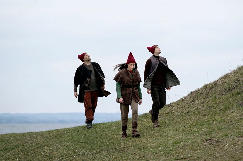 Storm (Troels Lyby), Tinka (Josephine Chavarria Højbjerg) und Lasse (Albert Rosin Harson) – Bild: MDR/​TV2/​Agnete Schlichtkrull