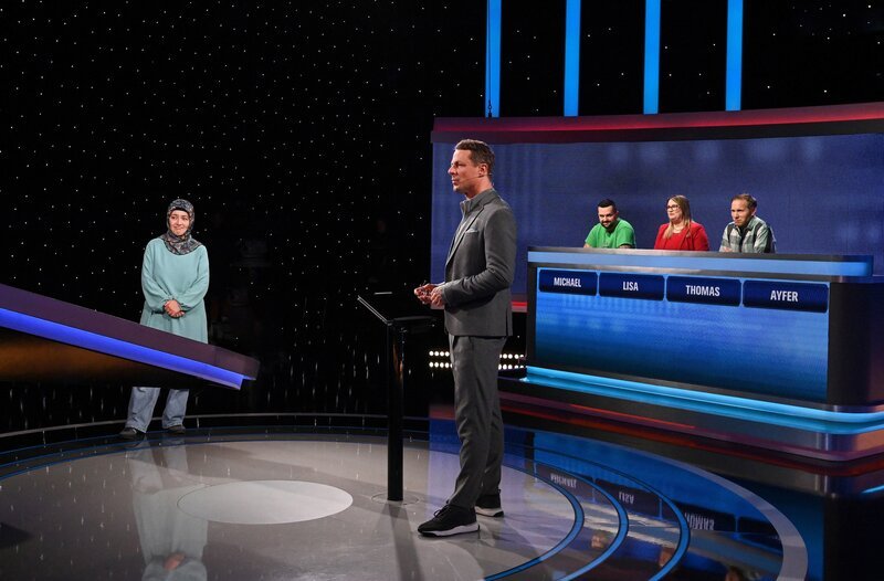 Moderator Alexander Bommes (M.) mit den Kandidat:innen: Michael Böhme (3.v.r.), Lisa Baulig (2.v.r.), Thomas Wispeler (r.), Ayfer Yalcin (l.). – Bild: ARD/​Uwe Ernst