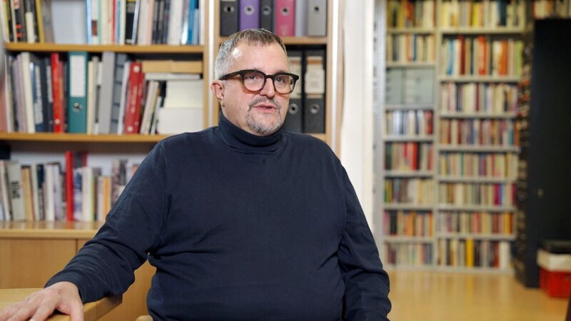 Der Historiker Andreas Brunner vom QWien beschäftigt sicher mit Queerer Geschichte. – Bild: ORF/​Red Monster