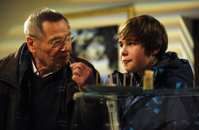 Alois und Christian schnorren sich in der Metzgerei mit Probierhäppchen durch. Von links: Alois (Erich Hallhuber) und Christian Preissinger (Marinus Kaffl). – Bild: BR/​Marco Orlando Pichler