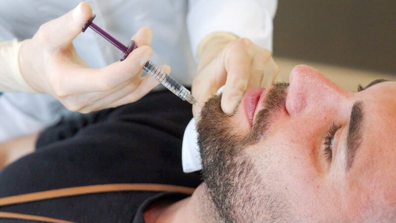 Längst entscheiden sich auch junge Männer für Beauty-Eingriffe, auch Peter. – Bild: SRF/Philadelphia Medien GmbH Längst entscheiden sich auch junge Männer für Beauty-Eingriffe, auch Peter. – Bild: SRF/Philadelphia Medien GmbH