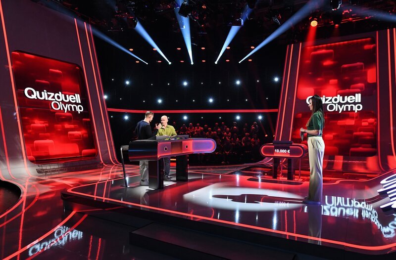 Moderatorin Esther Sedlaczek (r.) mit den Kandidaten des Teams „Wetter“: Karsten Schwanke (l.) und Sven Plöger (2.v.l.). – Bild: ARD/​Uwe Ernst