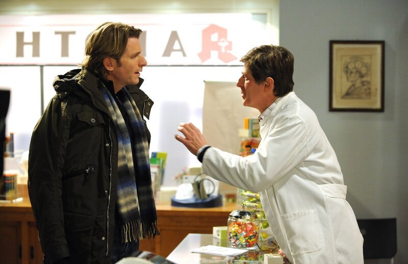 Roland wundert sich, warum eine Packung Potenzmittel fehlt. Von links: Sebastian Wildner (Herbert Ulrich) und Roland Bamberger (Horst Kummeth). – Bild: BR/​Marco Orlando Pichler