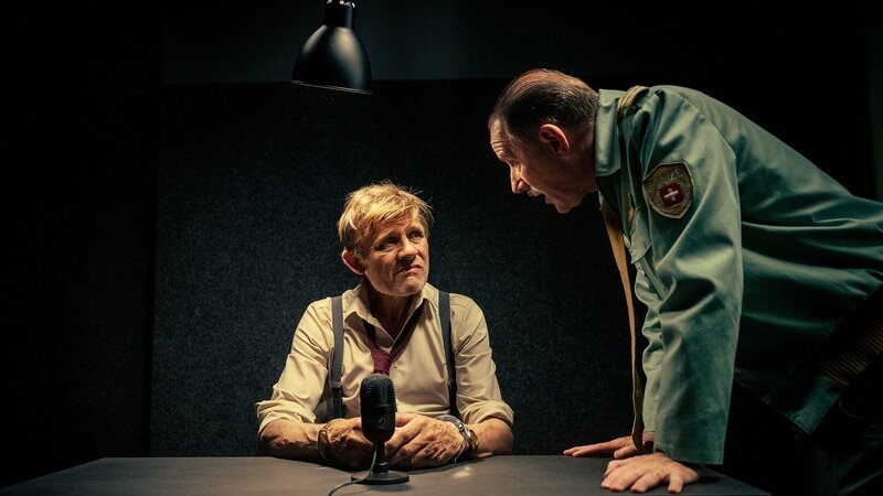 Maloney Killerinstinkt Staffel 1 /​ Folge 3  Maloney wird vom Polizisten verhört. Ist er schuldig? Marcus Signer als Philip Maloney, Stefan Kurt als Polizist  Regie: Michael Schaerer Produktion: C-Films AG Kamera: Tobias Dengler Drehbuch: Fanny Nussbaumer – Bild: SRF/​Pascal Mora