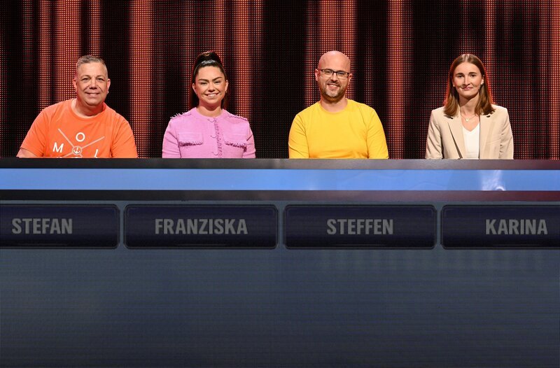 Die Kandidat:innen (v.l.n.r. am Panel): Stefan Krüger, Franziska Jürgensen, Steffen Forbrig, Karina Glaum. – Bild: ARD/​Uwe Ernst