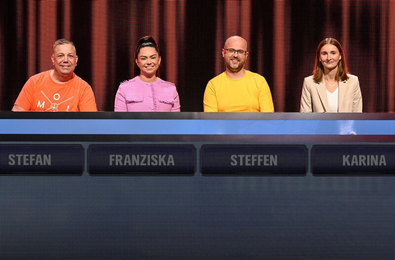 Die Kandidat:innen (v.l.n.r. am Panel): Stefan Krüger, Franziska Jürgensen, Steffen Forbrig, Karina Glaum. – Bild: ARD/​Uwe Ernst