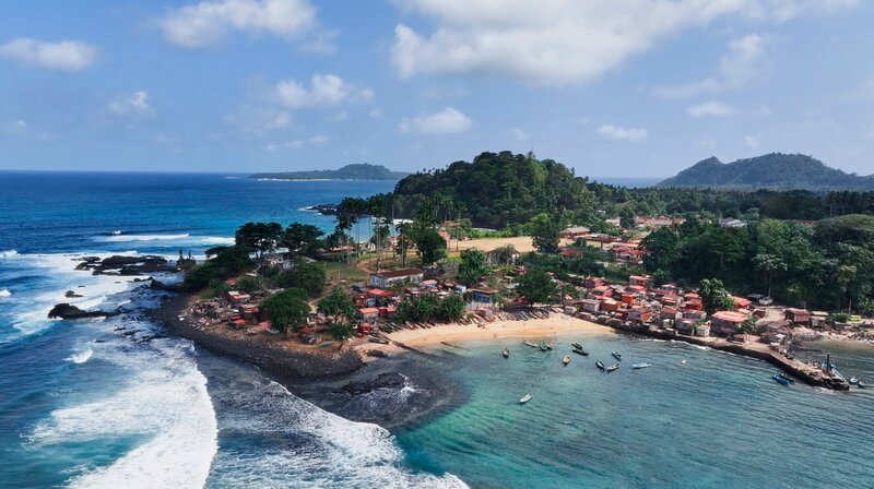 Ein einfaches Leben in einer spektakulären Landschaft: Viele Menschen in dem Inselstaat sind Selbstversorger, kommen so auch mit einem niedrigen Einkommen über die Runden. – Bild: NDR/​Julian Ringer