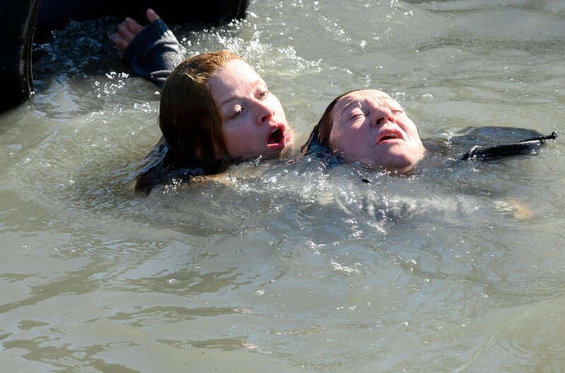 Kommissarin Ria Larsen (Karoline Schuch) rettet Elisabeth Haller (Charlotte Schwab) vor dem Ertrinken – Bild: ARD Degeto/​Sandra Hoever