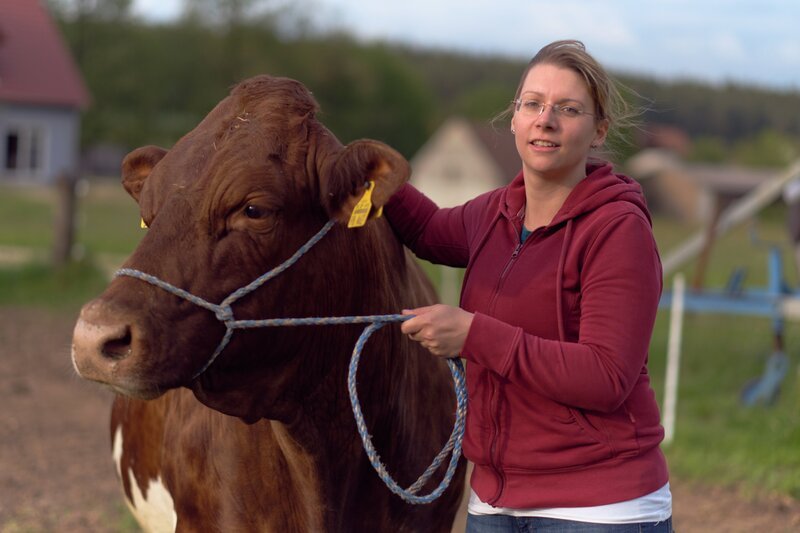 Kristin Güllich mit einem Pinzgauer Rind. – Bild: BR/​megaherz gmbh/​Birgit Deiterding
