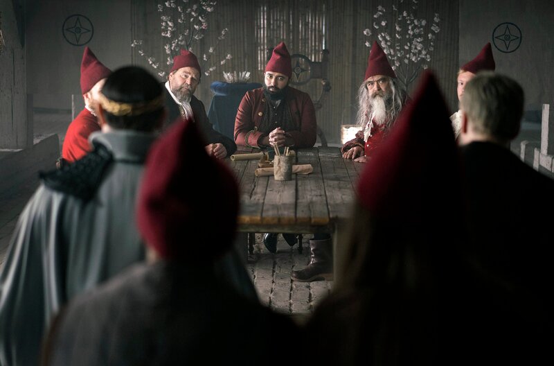 Storm (Troels Lyby), Lasse (Albert Rosin Harson) und Tinka (Josephine Chavarria Højbjerg) gehen zum Nisse-Rat und erzählen, was passiert ist. – Bild: MDR/​TV2/​Agnete Schlichtkrull