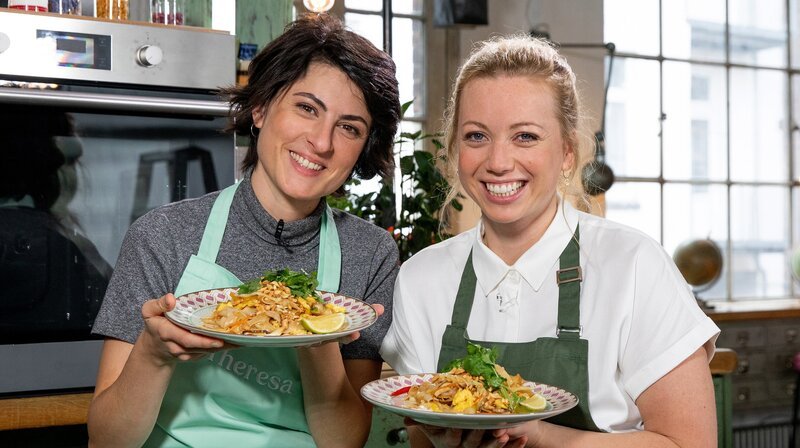 Zora Klipp (re.) und Theresa Knipschild. – Bild: NDR/​Claudia Timmann