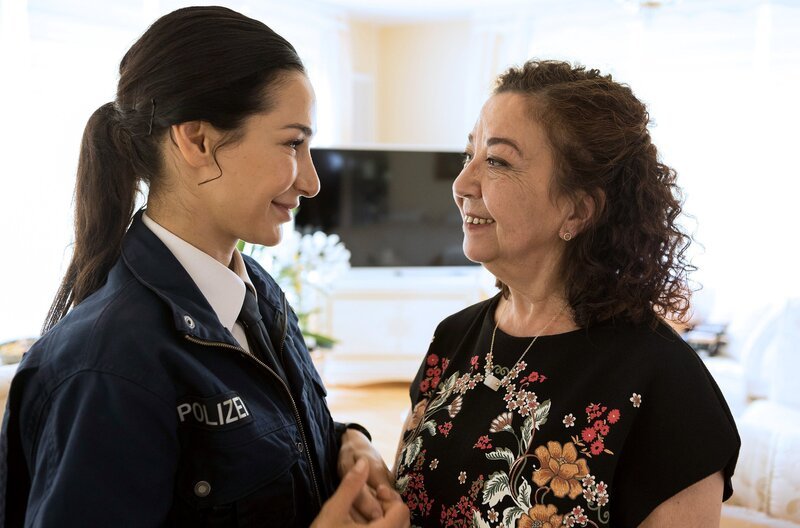 Arda (Yasemin Cetinkaya, l.), verabschiedet sich von ihrer Mutter Esin (Lilay Huser, r.). Heute ist ihr erster Tag bei der Wasserschutzpolizei. – Bild: ARD/​Kai Schulz