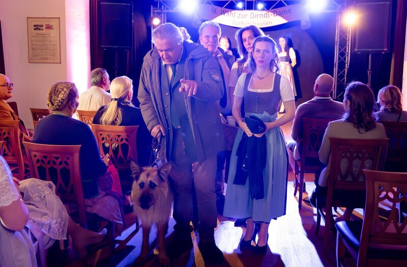 Sprengstoffhund Horst unterstützt tatkräftig die beiden Polizisten Hubert (Christian Tramitz, h.l.) und Girwidz (Michael Brandner, v.l.) auf der Suche nach Spuren, die zum vermeintlichen Täter führen könnten. Sabine Kaiser (Katharina Müller Elmau, h.r.) gibt sich undercover, während Mareike Stein (Kathrin von Steinburg, v.r.) sich verdächtig verhält. – Bild: ARD/​Thomas Neumeier