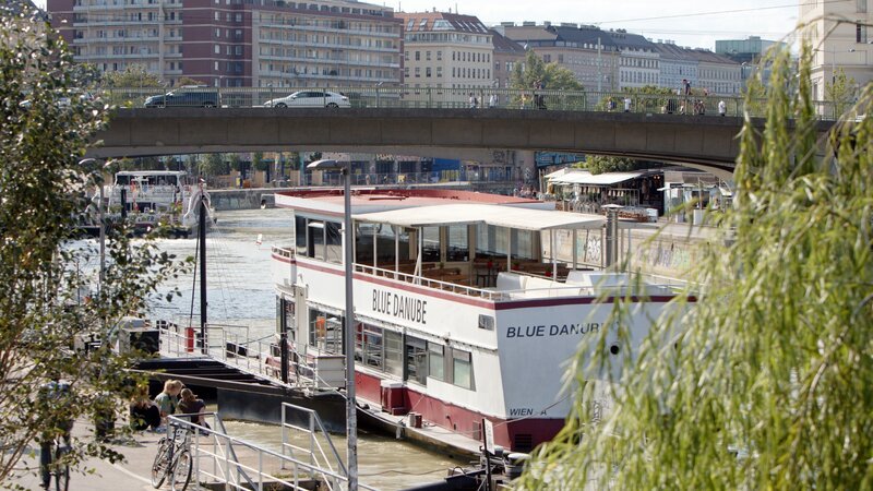 Donaukanal Höhe Schwedenplatz, Passagierschiffe. – Bild: ORF/​emb film