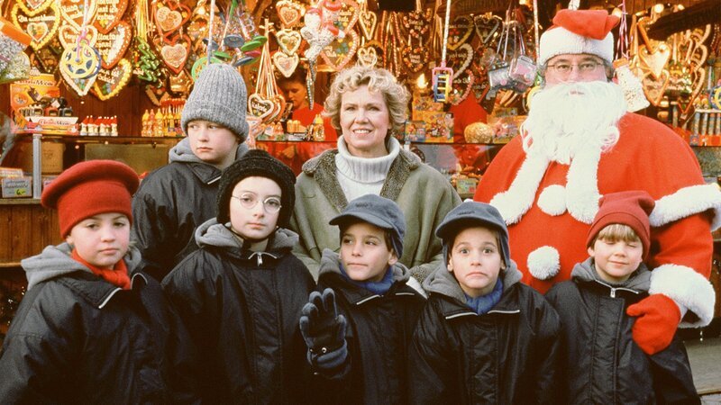 Anna Stolberg (Witta Pohl, Mitte) tut alles, um das Zuhause ihrer kleinen Schützlinge zu erhalten. – Bild: ZDF/​ARD/​Degeto