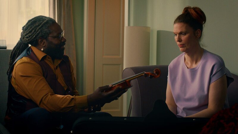 TJ (Ilonka Petruschka, r.) zeigt Montgomery (Komi M. Togbonou, l.) ihre Geige. – Bild: ZDF und Malcolm Saidou