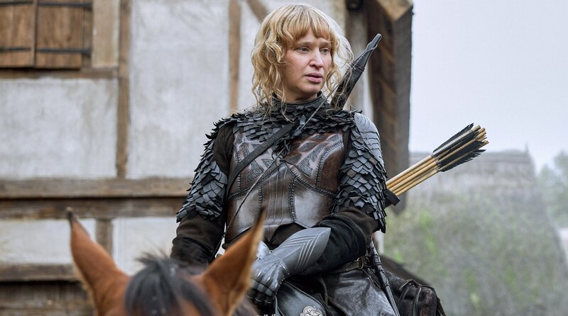 Die Kriegerin Cappa (Vera Vitali) soll beiden Räuberbanden das Handwerk legen. – Bild: Viaplay Group/​Filmlance International AB/​Film i Väst/​Ahil Films/​ARD Degeto Film/​Audrius Solominas