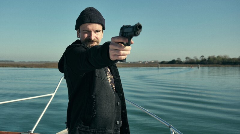 Tommaso (Diego Pagotto) richtet die Waffe auf „Angelo“ – Bild: ARD Degeto Film/Lailaps Films/Alfio Sambataro Tommaso (Diego Pagotto) richtet die Waffe auf „Angelo“ – Bild: ARD Degeto Film/Lailaps Films/Alfio Sambataro