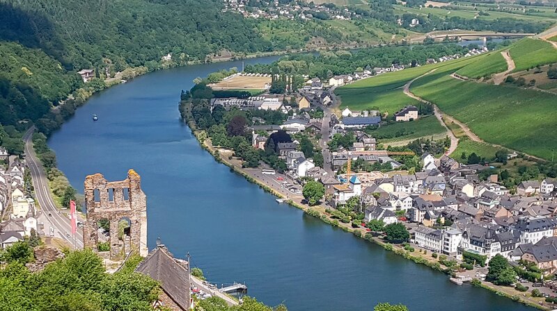 Blick auf die Ruine Grevenburg und Traben-Trarbach. – Bild: SR/​Kerstin Woldt