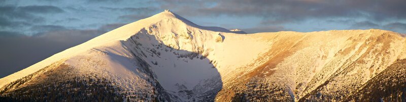 Die Landschaft im Süden Niederösterreichs ist geprägt von den letzten Ausläufern der Alpen. Dieser filmische Streifzug präsentiert die "Sonnenberge" mit ihrer vielfältigen Natur und Kultur - ein umfassendes Porträt dieses Lebensraumes und seiner Bewohner. Der eine züchtet "Alpenlachse", der andere "hat Pech": Hier gewinnen Bauern im Nebenerwerb als "Pecher" auf traditionelle Weise das Harz der Schwarzkiefer - für Kosmetikprodukte, Terpentinöl sowie Kolophonium für Instrumentensaiten. In der Region zwischen Rax und Buckliger Welt finden sich auch die Hausberge der Wiener: Für viele Erholung Suchende und Extremsportler, Naturliebhaber und Kulturfreunde liegt dieses Paradies praktisch vor der Haustür. – Bild: 3sat