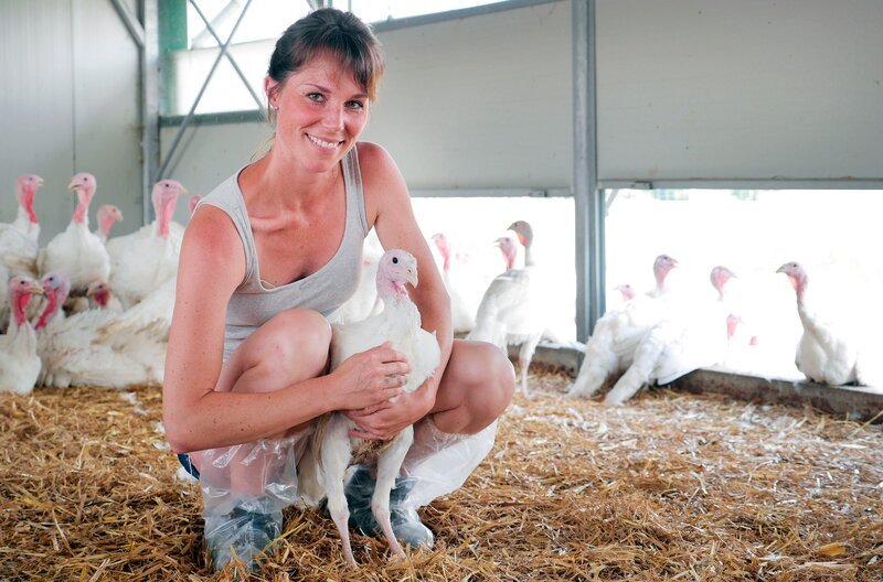 Maren im Putenstall. – Bild: BR/​Josef Mayerhofer/​megaherz gmbh