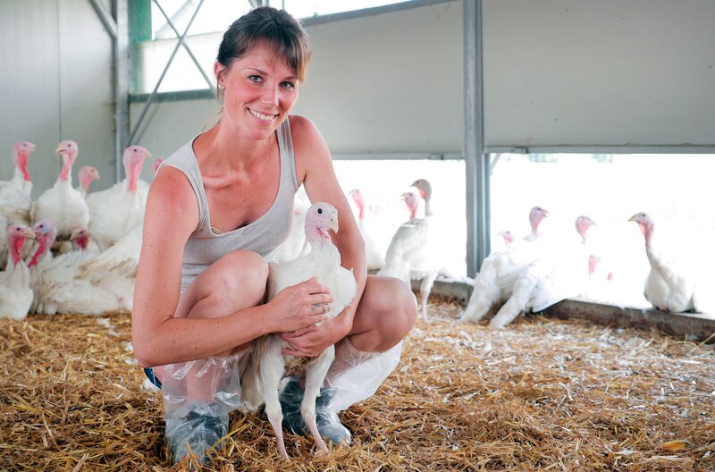 Maren im Putenstall. – Bild: BR/​Josef Mayerhofer/​megaherz gmbh