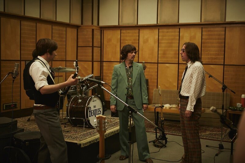 Hier entstehen Welthits: die Beatles (Carsten Strauch, Matthias Matschke, Alexander Schubert) tüfteln im Studio. – Bild: ZDF