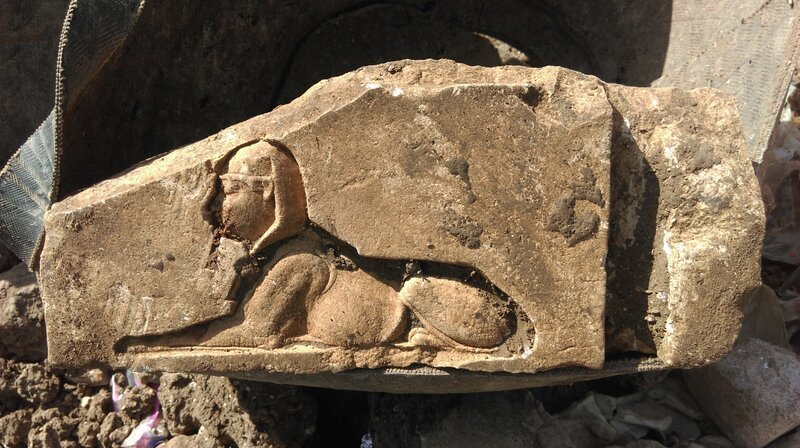 Sphinx aus einem Tempelrelief von König Nektanebos I. – Bild: ORF/​ZDF/​Dietrich Raue