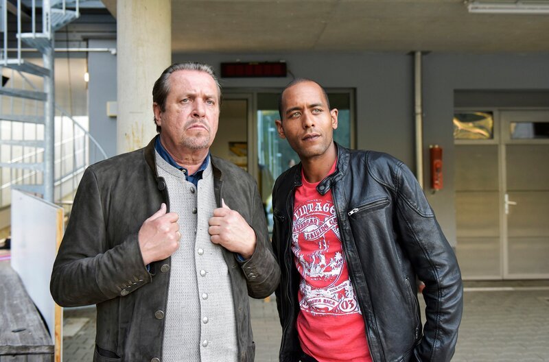 Der Mannschaftsarzt des Bobteams vom SV Königssee wurde tot aufgefunden, erschlagen im Trainingscenter. Benedikt Beissl (Andreas Giebel, l.) und Jerry Paulsen (Peter Marton, r.) schauen sich auf der Bobbahn um. – Bild: ARD/​Susanne Bernhard