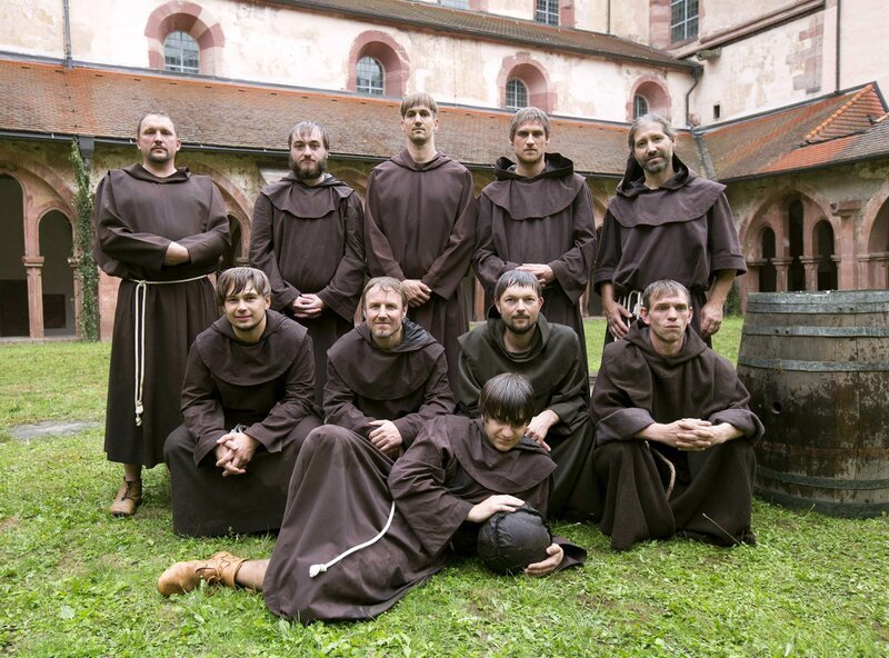 Mönche mit einem historischen Fußball, wie es ihn im Jahr 1500 gab. – Bild: phoenix/​ZDF/​Hans Jakobi