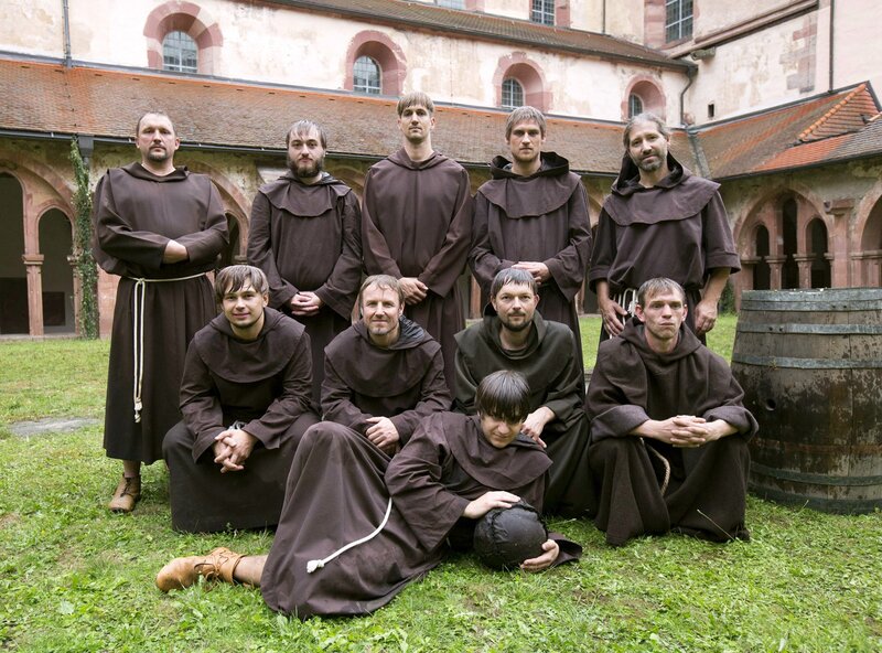 Mönche mit einem historischen Fußball, wie es ihn im Jahr 1500 gab. – Bild: phoenix/​ZDF/​Hans Jakobi