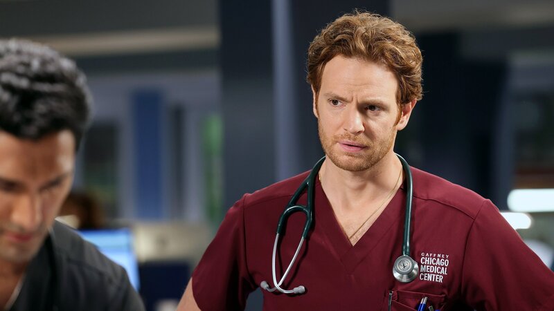 Er ist wieder zurück: Nick Gehlfuss als Dr. Will Halstead (r.) – Bild: SRF/​NBC Universal