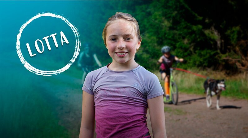 Lotta im Thüringer Wald. Hier rennt sie am liebsten mit ihrer Husky-Hündin Alaska querfeldein. – Bild: MDR/​KIKA/​MIDEU Films Gmbh/​Mario Haman