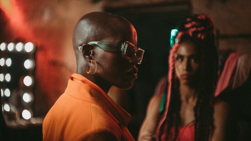 Calista (Florence Kasumba l.) realisiert, dass Lia (Nora Henes, r.) langsam den Rückhalt der Community verliert. – Bild: Govoi /​ ZDF