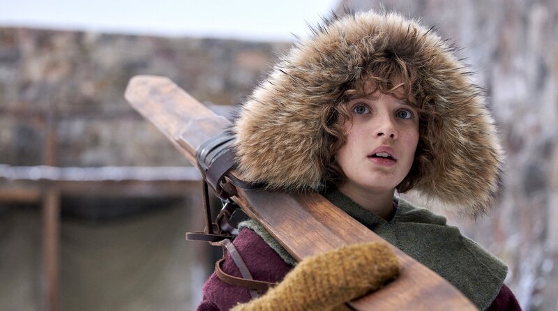 Ronja (Kerstin Linden) stellt sich auf einen langen Winter ein. – Bild: Viaplay Group/​Filmlance International AB/​Film i Väst/​Ahil Films/​ARD Degeto Film/​Audrius Solominas