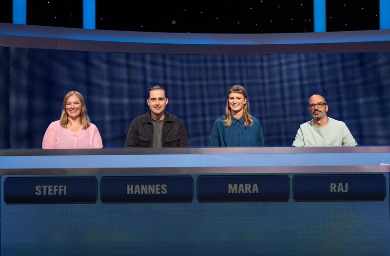 Die Kandidat:innen (v.l.n.r. am Panel): Stefanie Manthey, Hannes Gerecke, Mara Jankowski, Ranjit Singh. – Bild: ARD/​Uwe Ernst