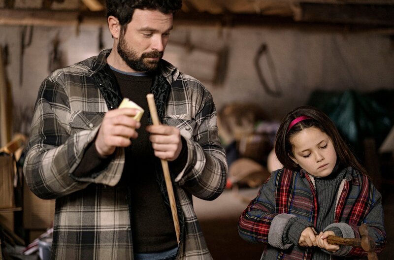 In Søgaard bauen Mikkel (Martin Bo Lindsten) und Astrid (Rosita Nellie Holse Gjurup) Weihnachtsgeschenke für die ganze Familie. – Bild: MDR/​TV2/​Agnete Schlichtkrull
