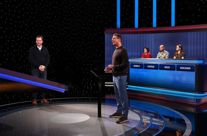 Moderator Alexander Bommes (M.) mit den Kandidat:innen: Daniela Rechermann (3.v.r.), Patrick Herbold (2.v.r.), Maya-Victoria Schönemann (r.), Benjamin Kaimann (l.). – Bild: ARD/​Uwe Ernst
