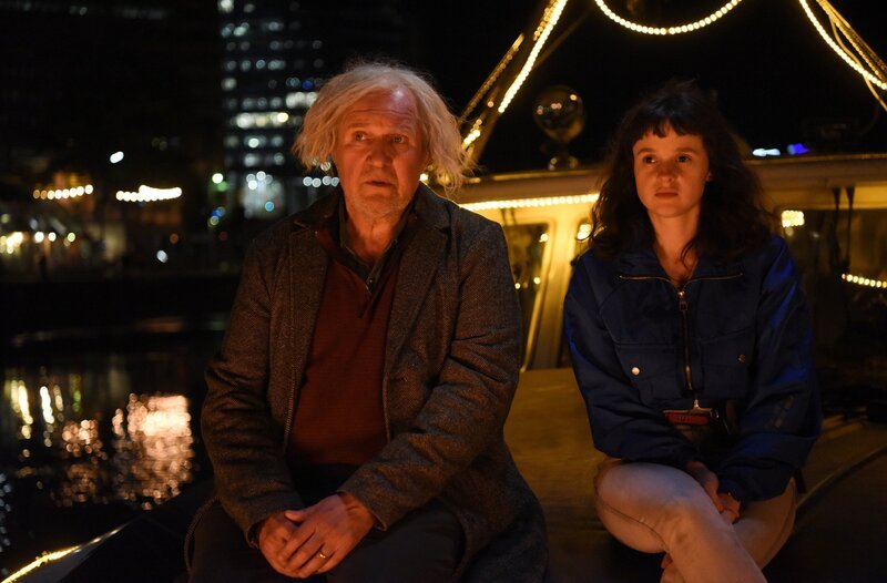 Die Schutzengel Oskar (Harald Krassnitzer) und Mira (Maresi Riegner) besprechen auf einer nächtlichen Fahrt am Donaukanal ihren neuen Fall. – Bild: BR/Cult Film GmbH/ORF/Hubert Mican Die Schutzengel Oskar (Harald Krassnitzer) und Mira (Maresi Riegner) besprechen auf einer nächtlichen Fahrt am Donaukanal ihren neuen Fall. – Bild: BR/Cult Film GmbH/ORF/Hubert Mican