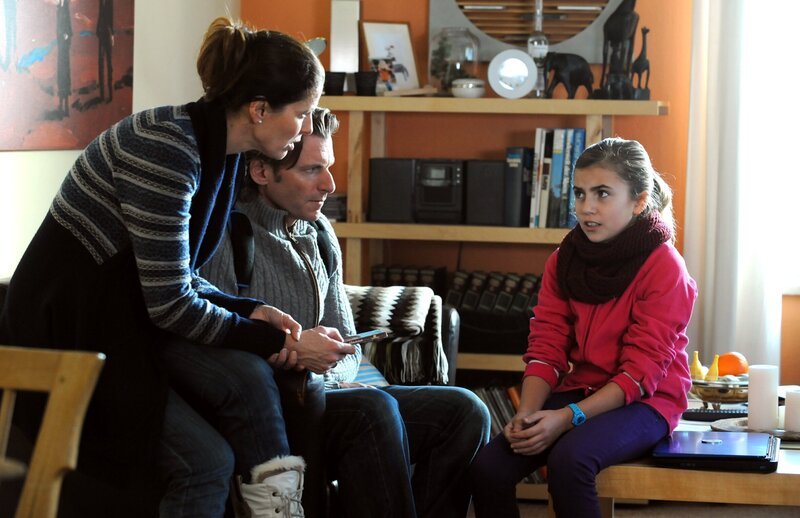 Annalena und Sebastian versuchen, Valentina die Angst vor den sieben Todsünden zu nehmen. Von links: Annalena Brunner (Heidrun Gärtner), Sebastian Wildner (Herbert Ulrich) und Valentina Götz (Lilly Reulein). – Bild: BR/​Marco Orlando Pichler