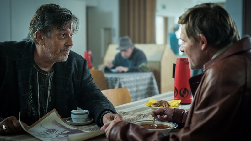 Maloney Der Lift Staffel 1 /​ Folge 4  Maloney trifft in der Suppenkücke auf einen komischen Kauz. Pedro Lenz als Philosoph, Marcus Signer als Philip Maloney  Regie: Michael Schaerer Produktion: C-Films AG Kamera: Tobias Dengler Drehbuch: Pascal Glatz – Bild: SRF/​Pascal Mora