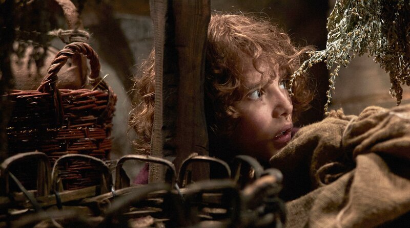 Ronja (Kerstin Linden) macht sich heimlich in der Vorratskammer zu schaffen. – Bild: Viaplay Group/​Filmlance International AB/​Film i Väst/​Ahil Films/​ARD Degeto Film/​Audrius Solominas